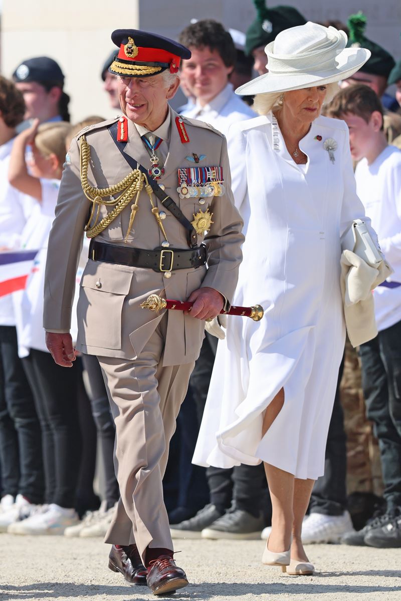 Foto colorida de homem idoso com traje militar ao lado de mulher com vestido branco - Metrópoles