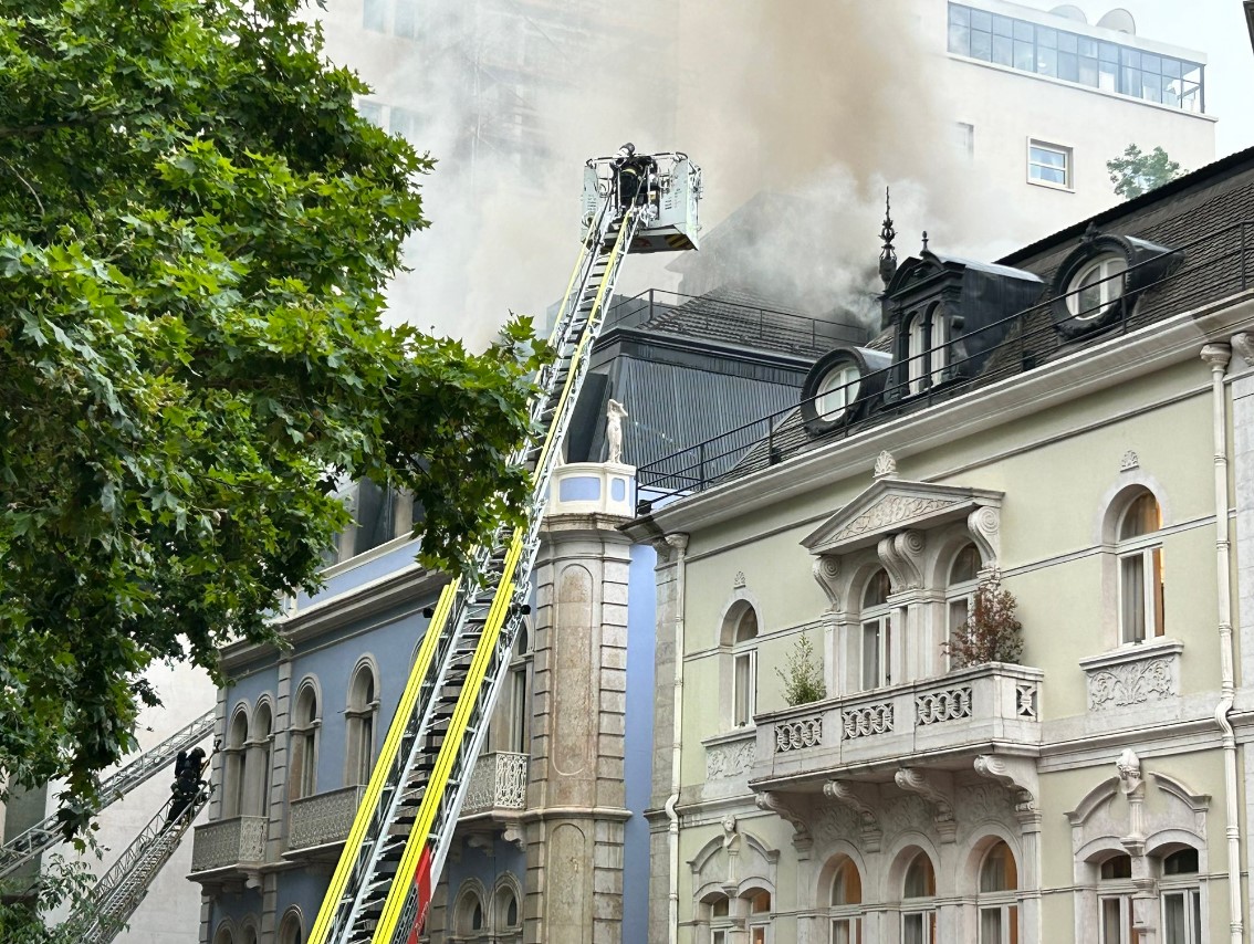 Incêndio atinge hotel de luxo em construção em rua turística de Lisboa