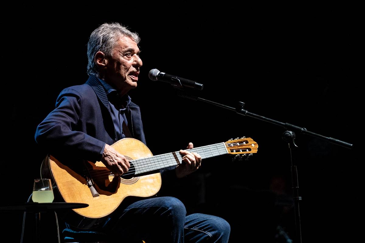 Chico Buarque passa por cirurgia no crânio; veja estado de saúde