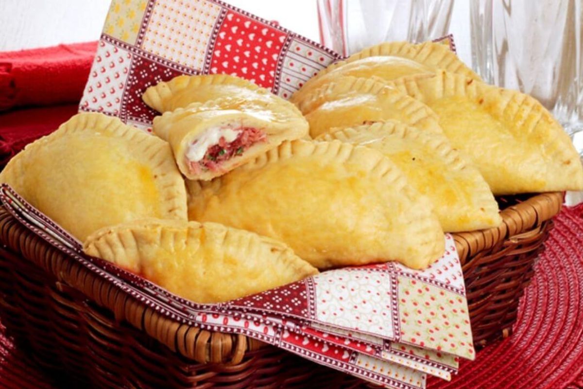 Pastel assado de carne-seca: receita com massa simples derrete na boca