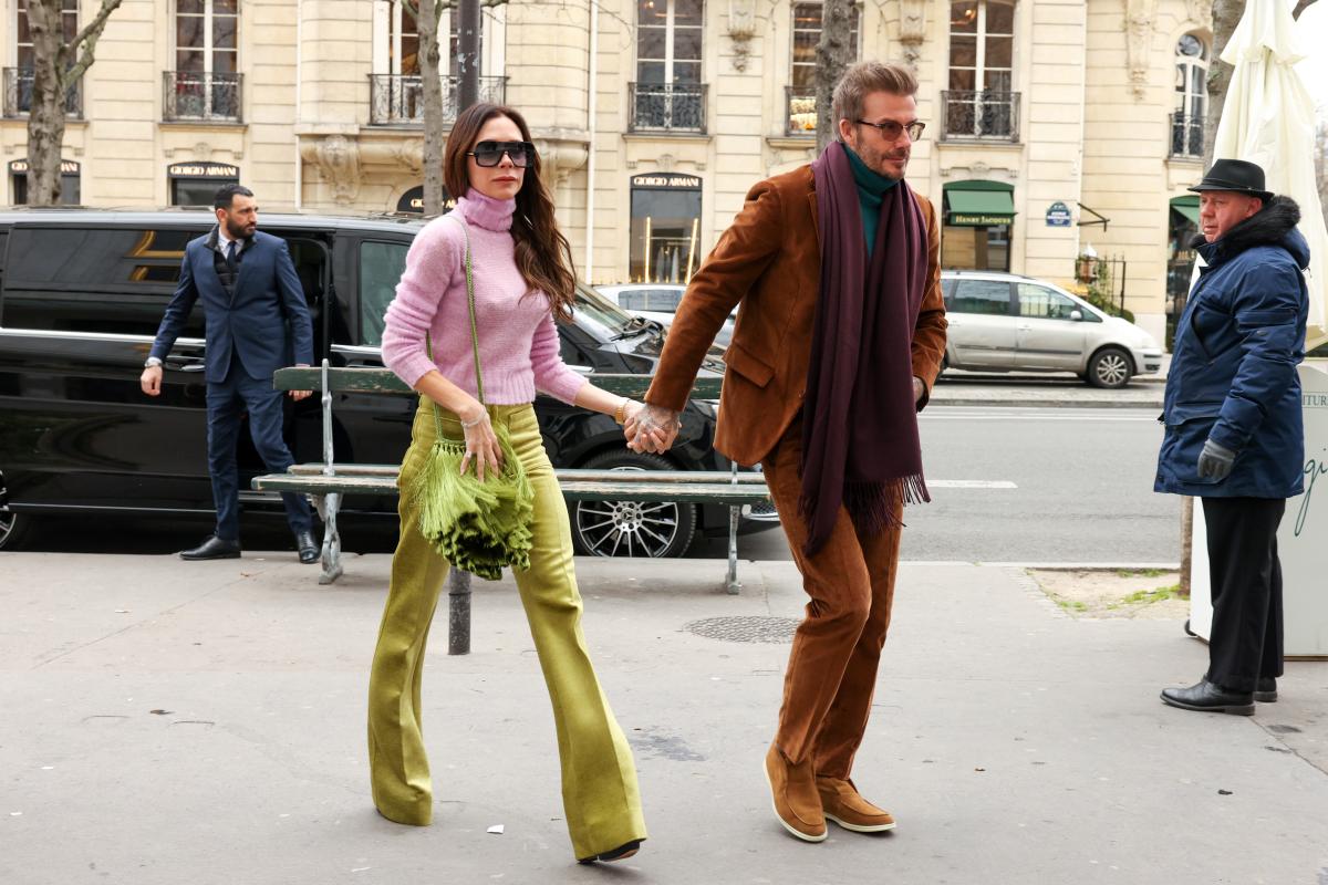 Na imagem com cor, Victoria Beckham and David Beckham com looks estilosos andando na rua - metrópoles 