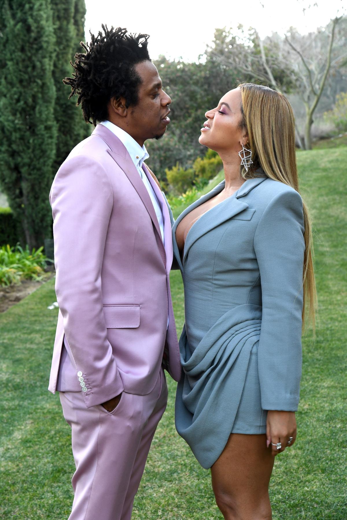 Na imagem com cor, os namorados Beyoncé e Jay Z com looks estilosos - metrópoles