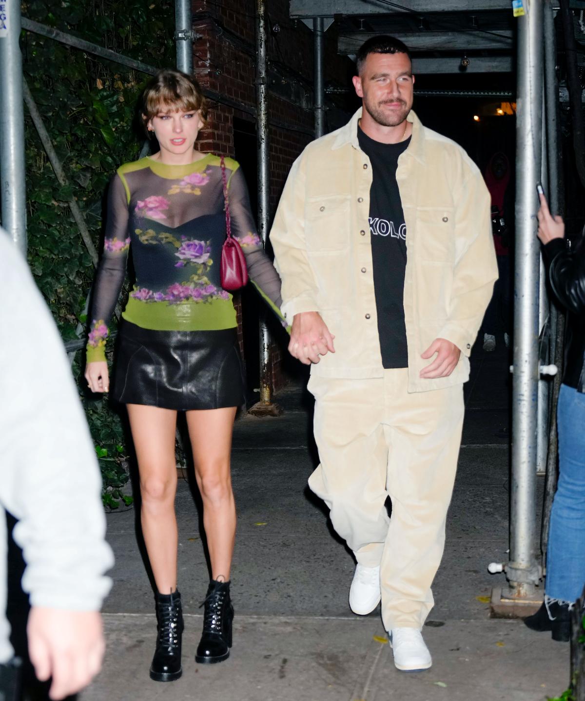 Na imagem com cor, os namorados Taylor Swift e Travis Kelce com looks estilosos - metrópoles