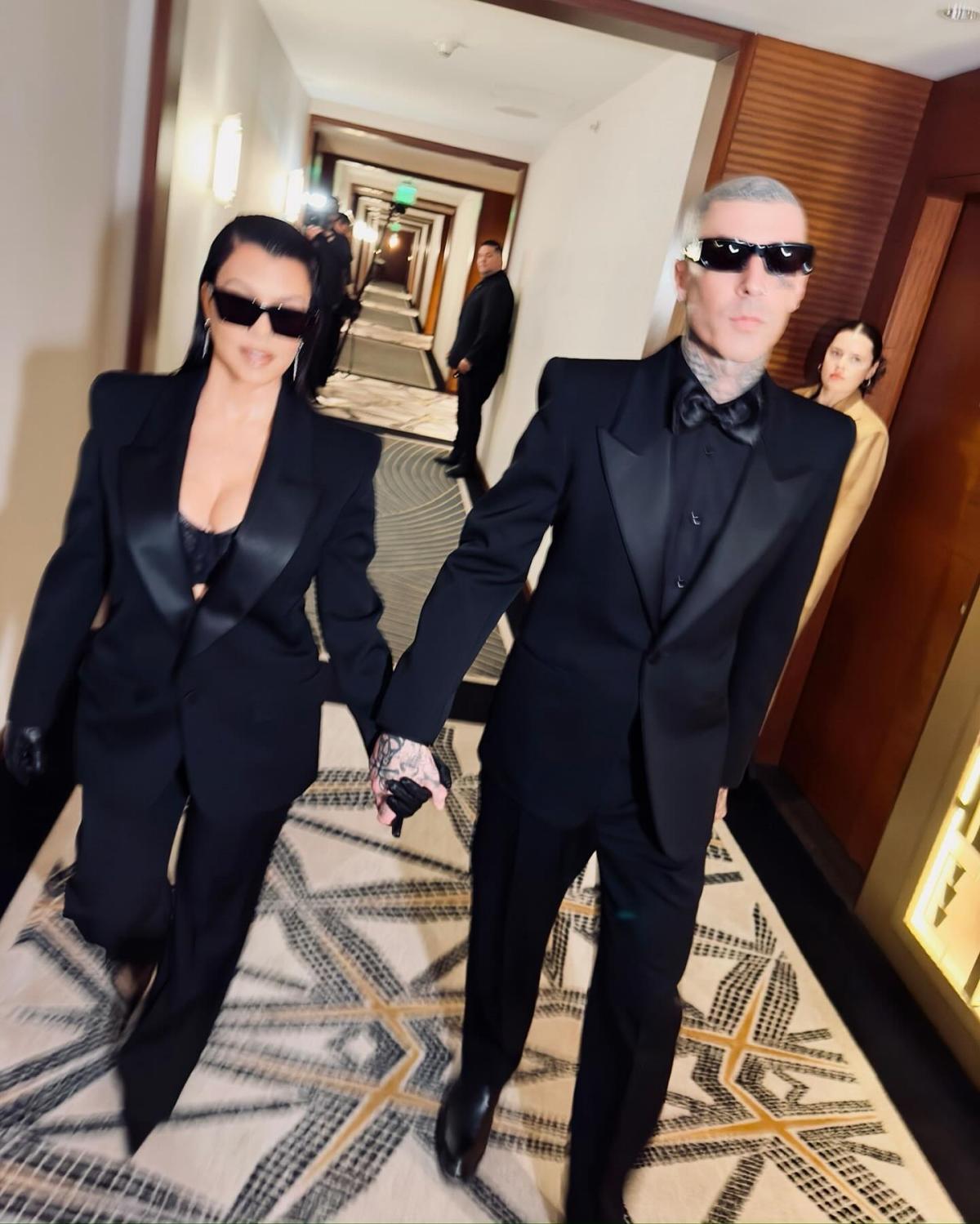 Na imagem com cor, os namorados Kourtney Kardashian e Travis Barker com looks estilosos - metrópoles