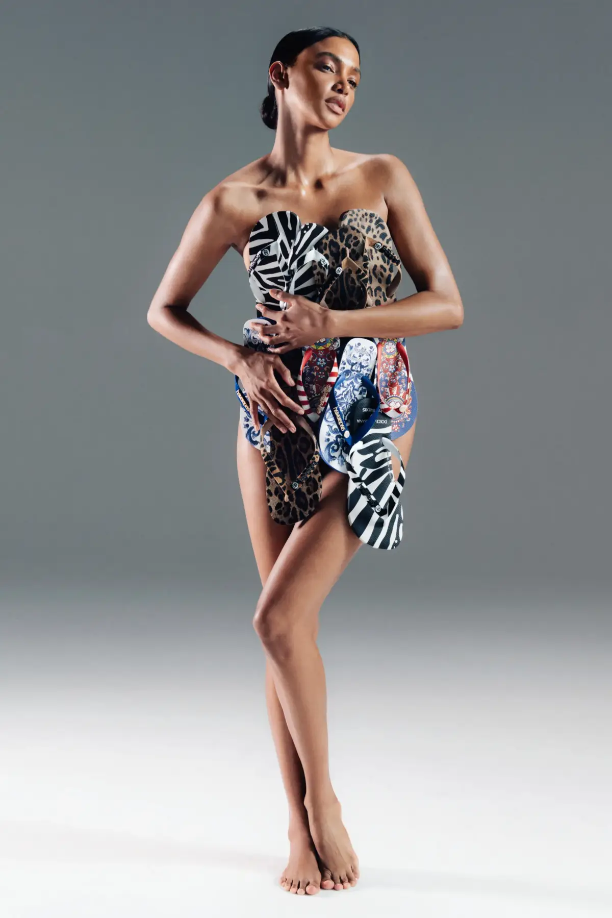 Na imagem com cor, foto da coleção da collab entre Havaianas x Dolce&Gabbana - metrópoles
