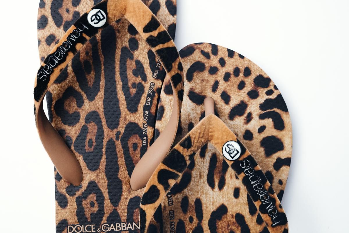 Na imagem com cor, foto da coleção da collab entre Havaianas x Dolce&Gabbana - metrópoles