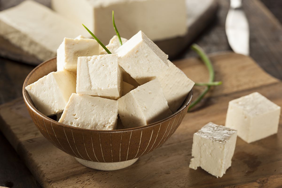 Foto colorida - Pedaços de alimento branco em cubos