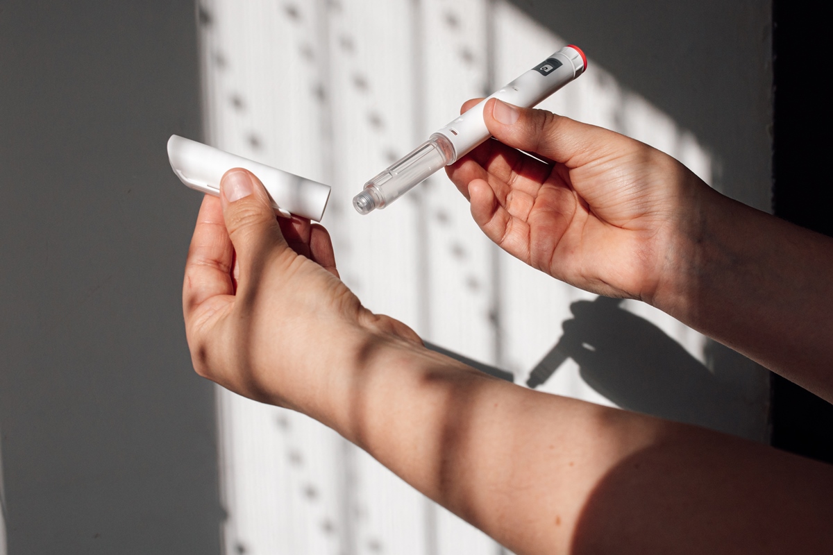 Mãos segurando caneta de injeção de semaglutida - Metrópoles