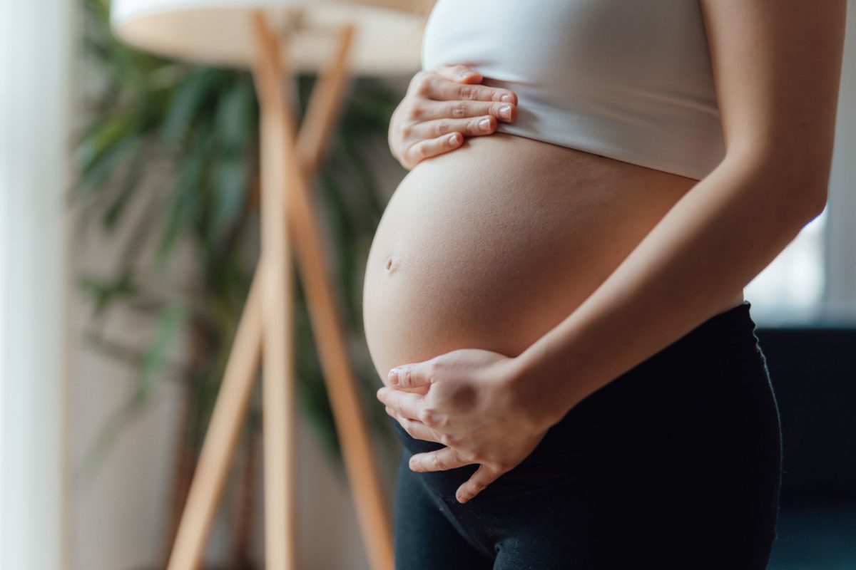 imagem colorida mostra mulher grávida com as mãos na barriga - Metrópoles - inseminação caseira, pré-eclâmpsia gravidez - síndrome dos ovários policísticos