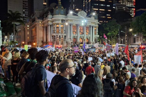 Imagem colorida mostra protestos na cinelândia - metrópoles