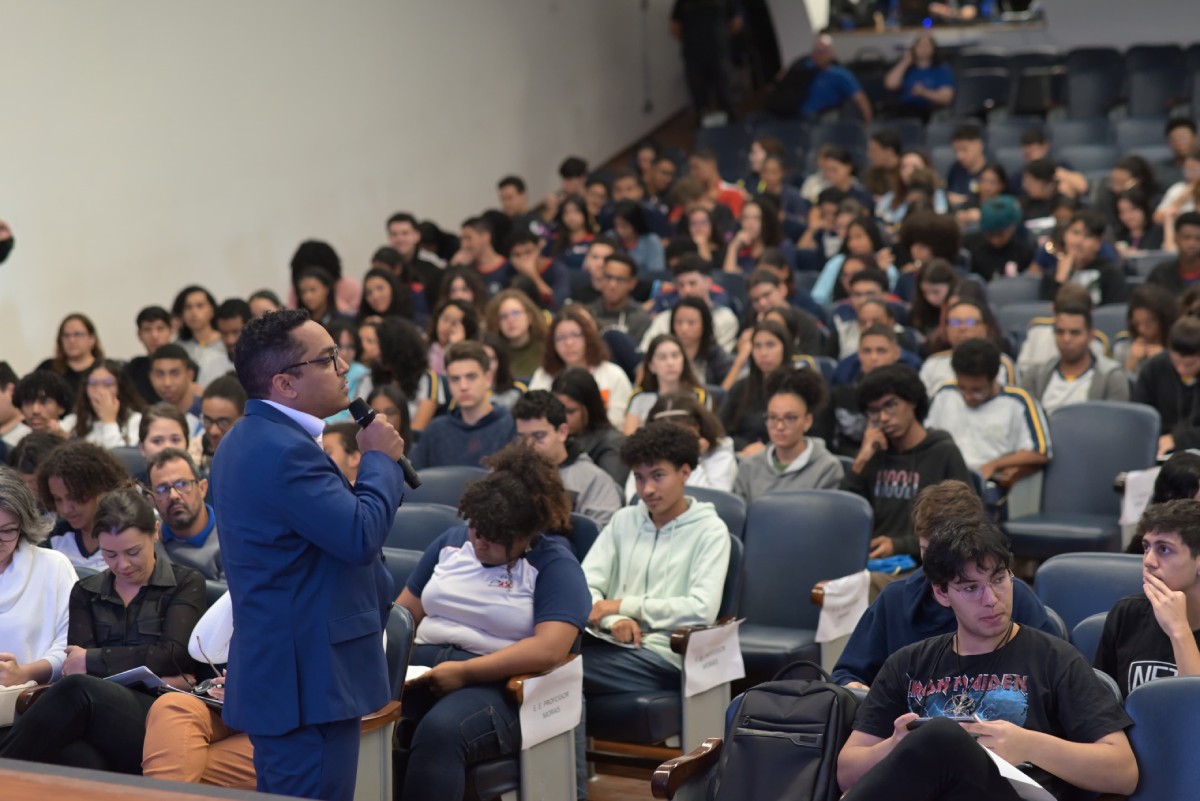 Fotografia colorida mostrando auditório cheio de alunos com professor dando aula-Metrópoles