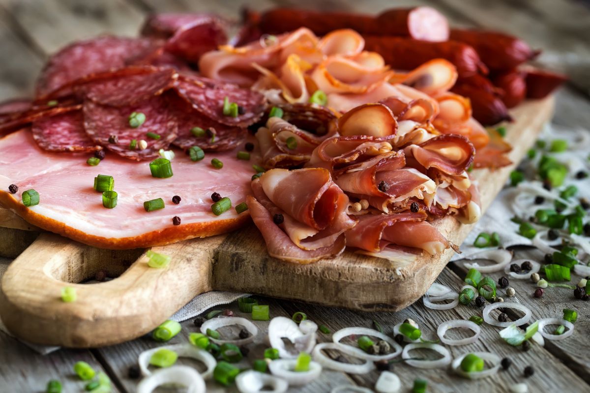 Foto colorida de carnes processadas - Metrópoles