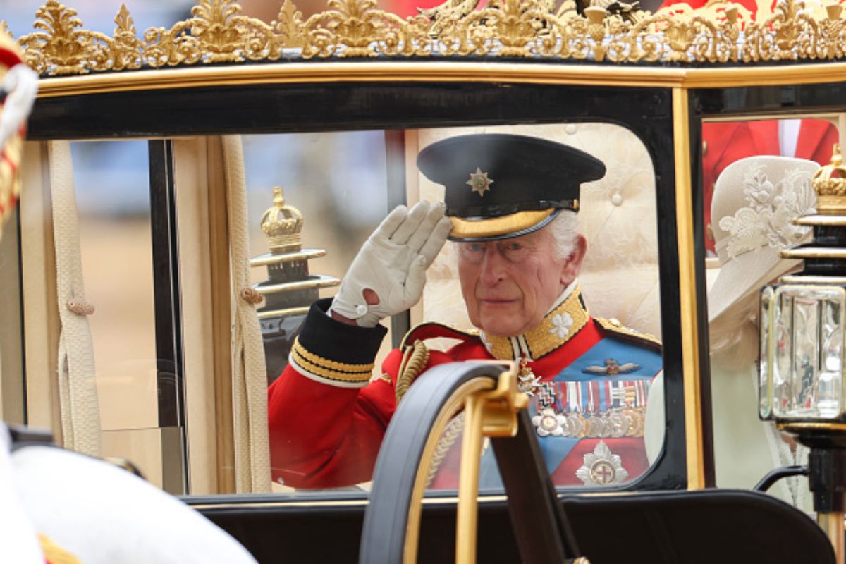 Foto colorida - Rei Charles com traje militar vermelho