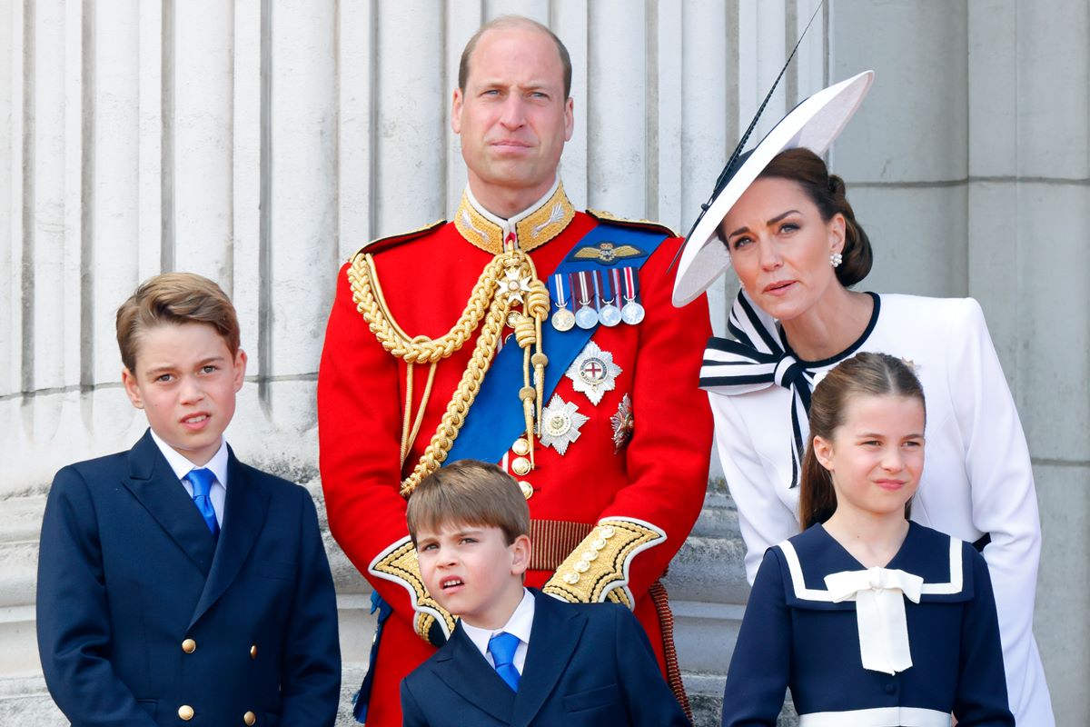 Foto de dois adultos, homem e mulher, com três crianças, sendo dois meninos e uma menina. Eles estão conversando e o homem usa traje militar - Metrópoles