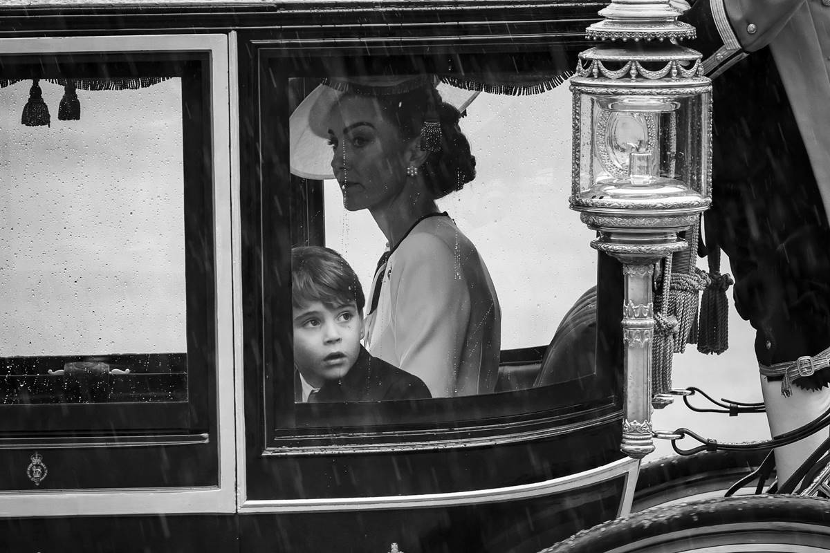 Foto em preto e branco de mulher e menino dentro de uma carruagem - Metrópoles