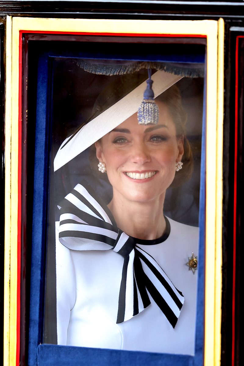 Foto colorida de mulher sorridente dentro de um carruagem - Metrópoles