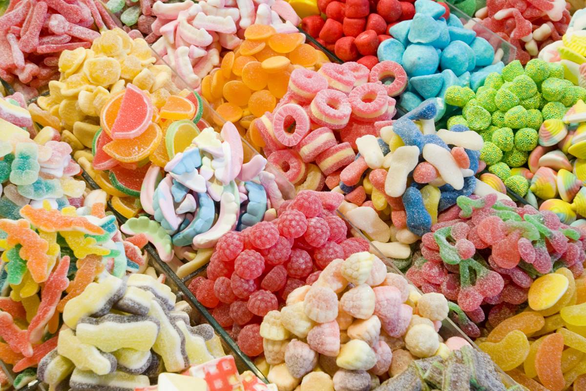 Foto colorida de variedade de doces - Metrópoles