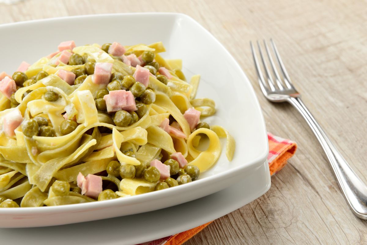 Macarrão com calabresa na pressão fica pronto em minutos e sem sujeira