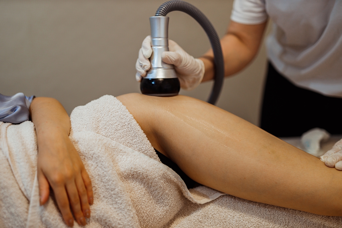 Mulher jovem fazendo tratamento de cavitação por ultrassom - Metrópoles