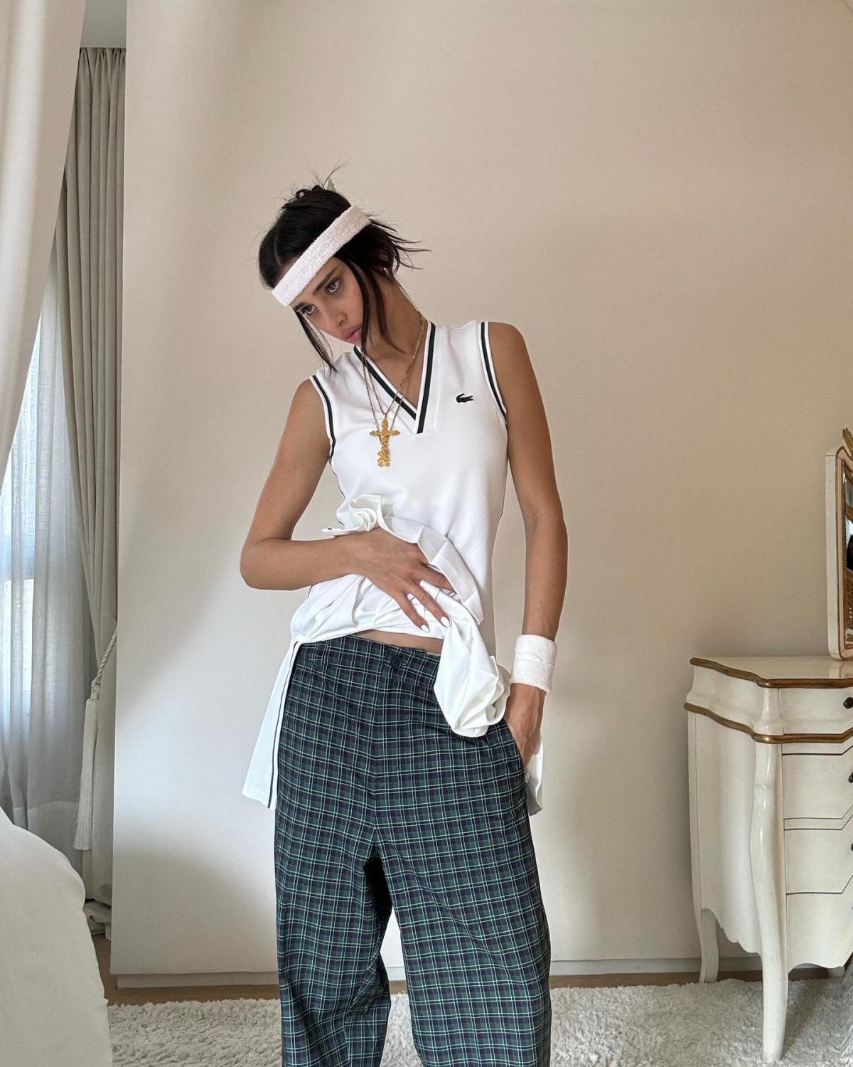 Na imagem com cor, foto de influencer usando roupas na estética Tenniscore - metrópoles 