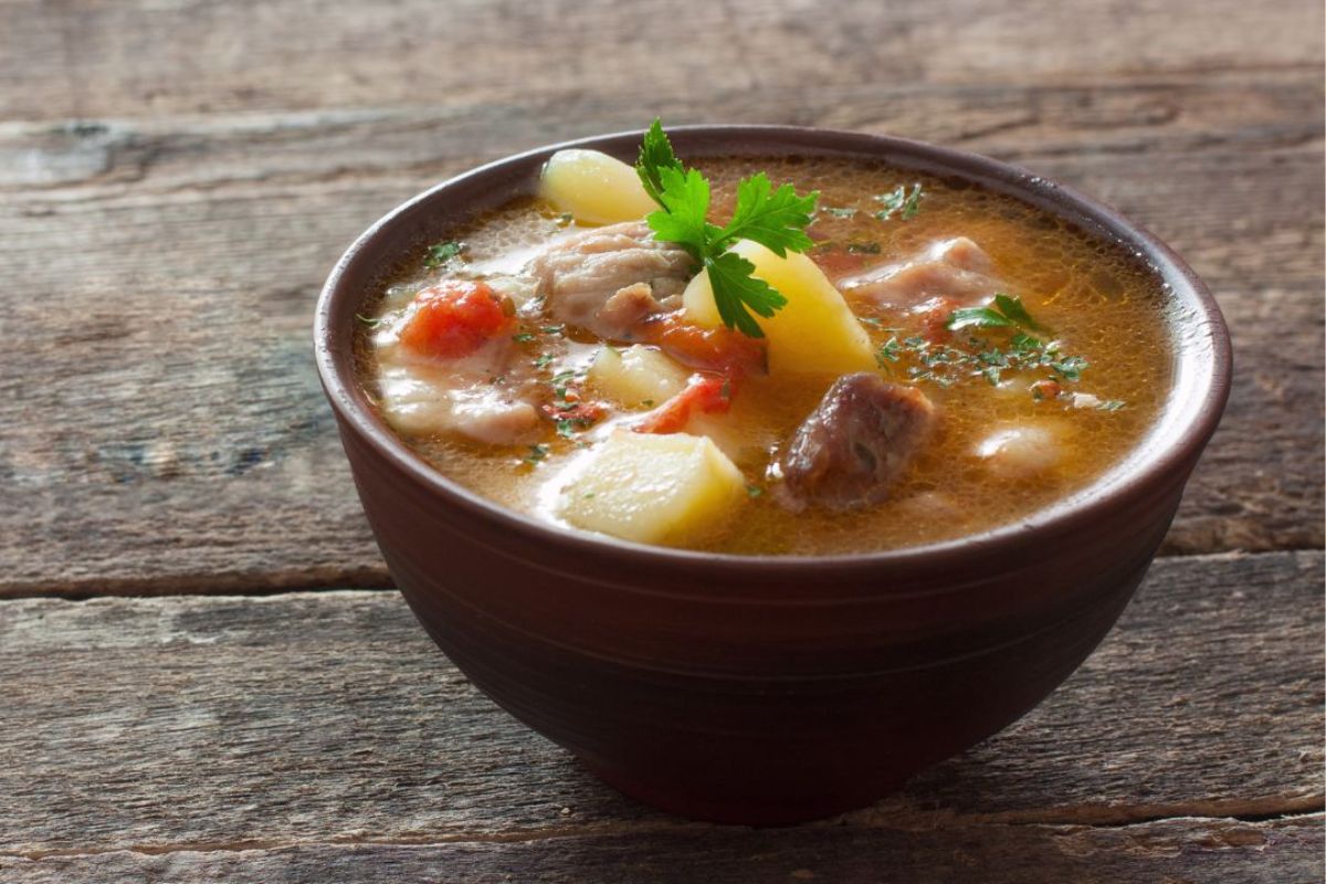 Veja receita de sopa de carne com legumes perfeita para os dias frios ...