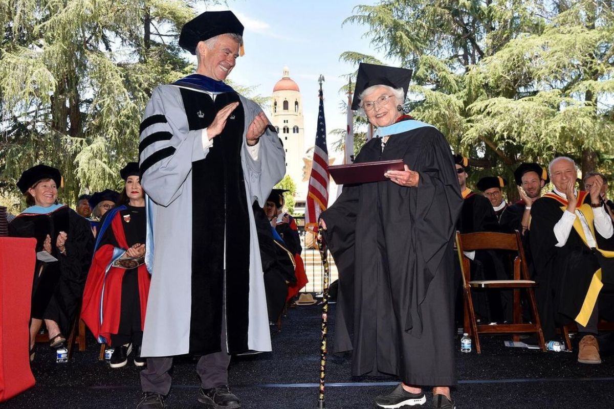 mulher de 105 anos recebendo diploma de universidade americana