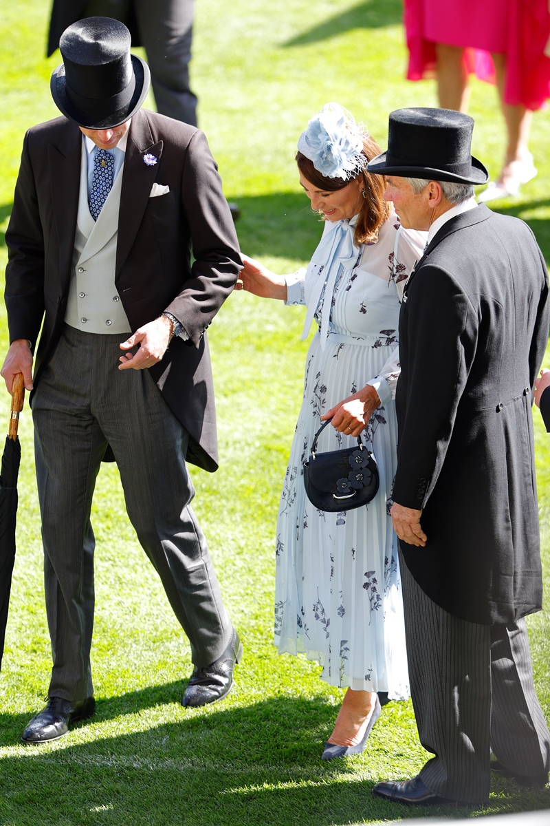 Foto colorida - William ao lado dos pais de Kate Middleton