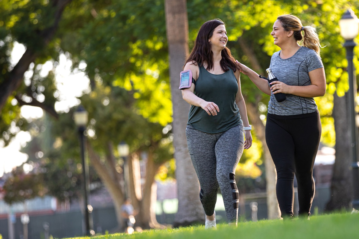 Foto de mulheres caminhando no parque para perder peso - Metrópoles