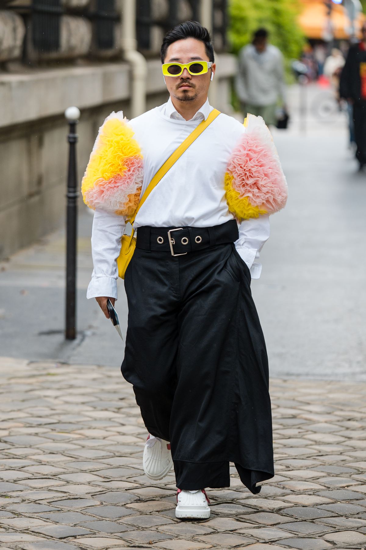 Na imagem com cor, homens posam para o street style das semanas de moda masculina - Metrópoles