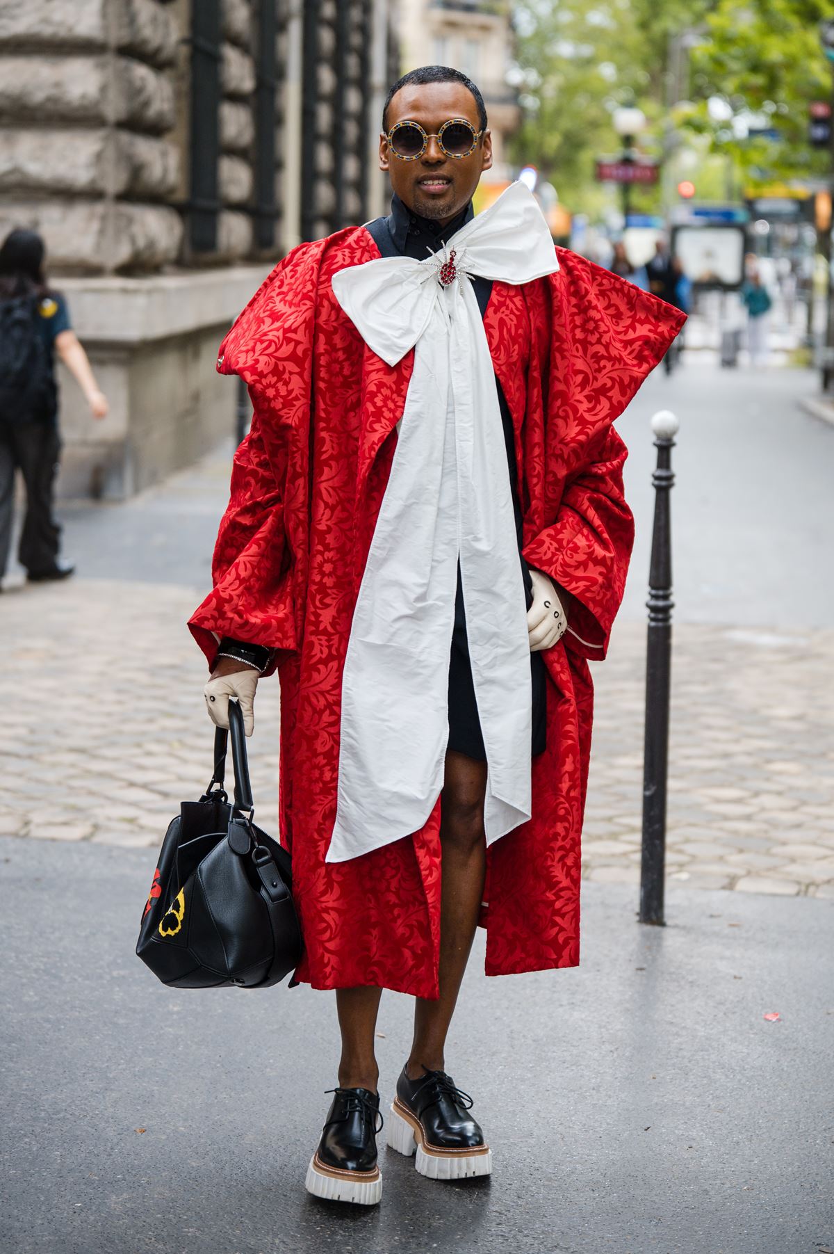 Na imagem com cor, homens posam para o street style das semanas de moda masculina - Metrópoles