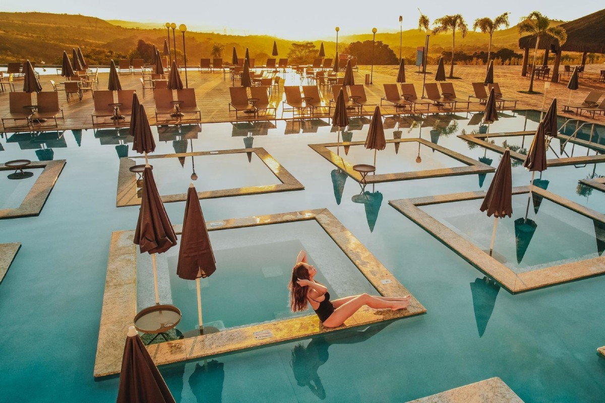 Fotografia colorida mostrando mulher em piscina-Metrópoles