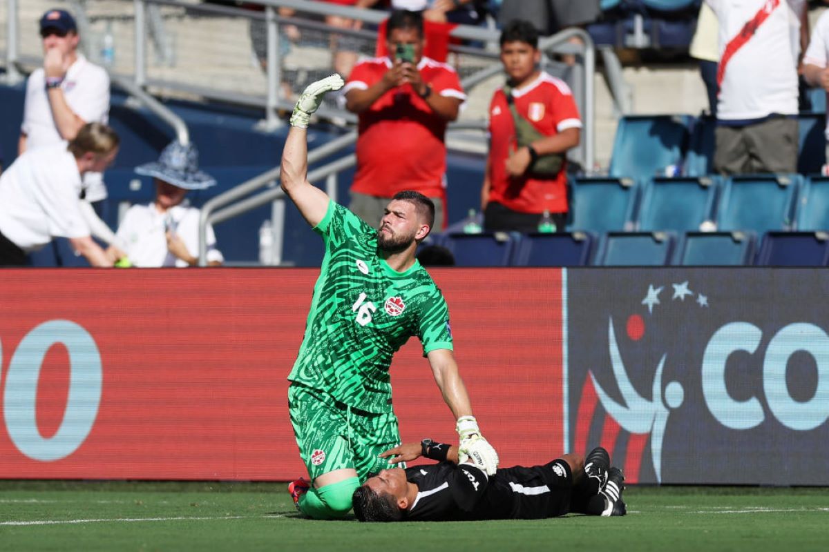 Vídeo: “bandeirinha” desmaia em vitória do Canadá sobre o Peru | Metrópoles