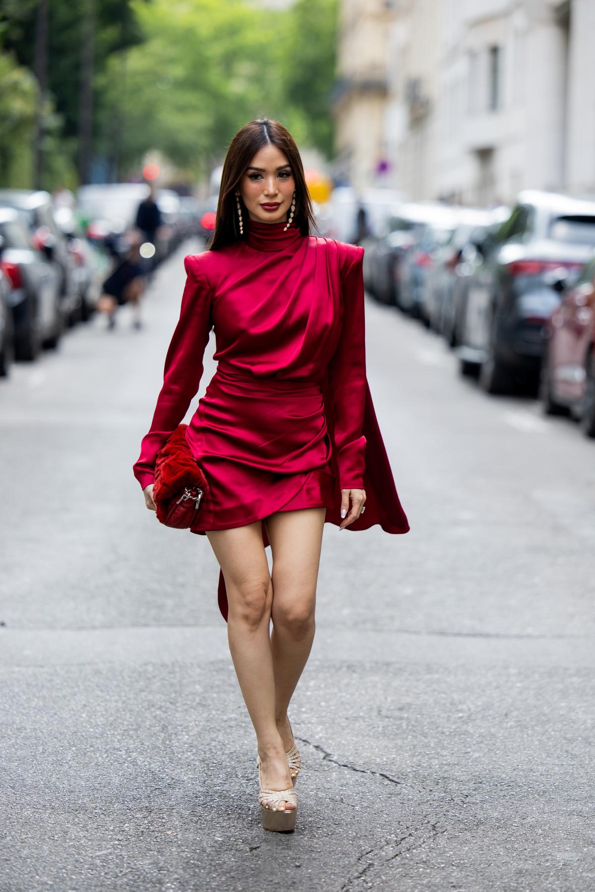 Na imagem com cor, mulher andando em Paris durante a semana de alta costura - metrópoles
