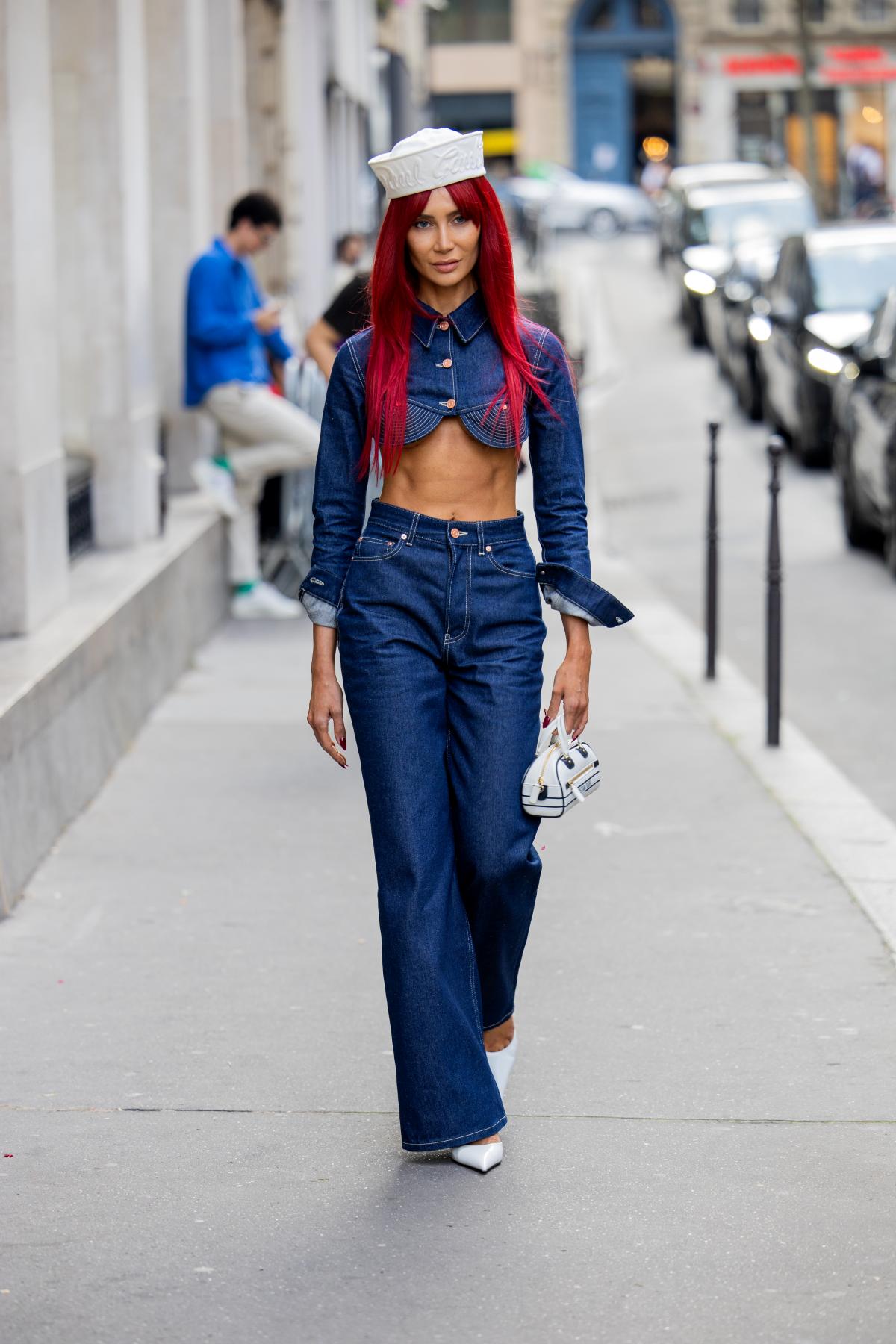 Na imagem com cor, mulher andando em Paris durante a semana de alta costura - metrópoles