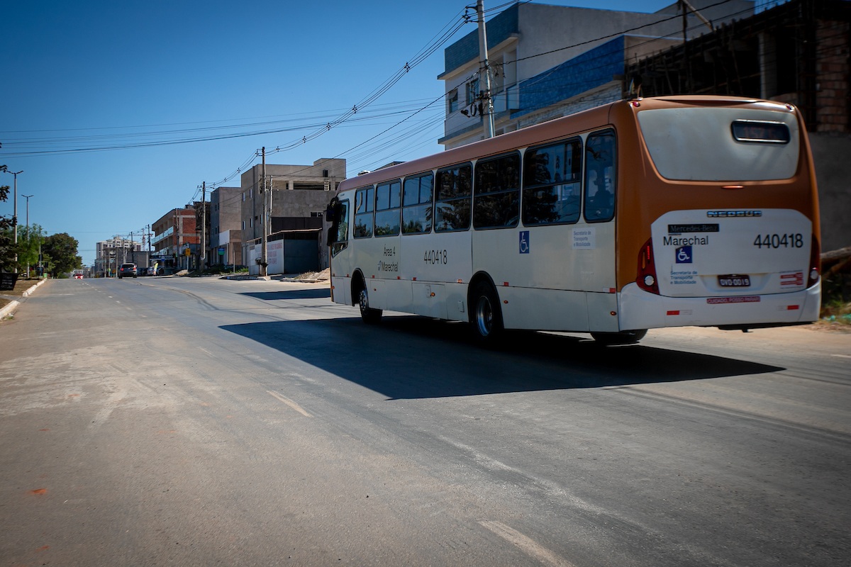 foto colorida de uma rua e um ônibus passando - Metrópoles