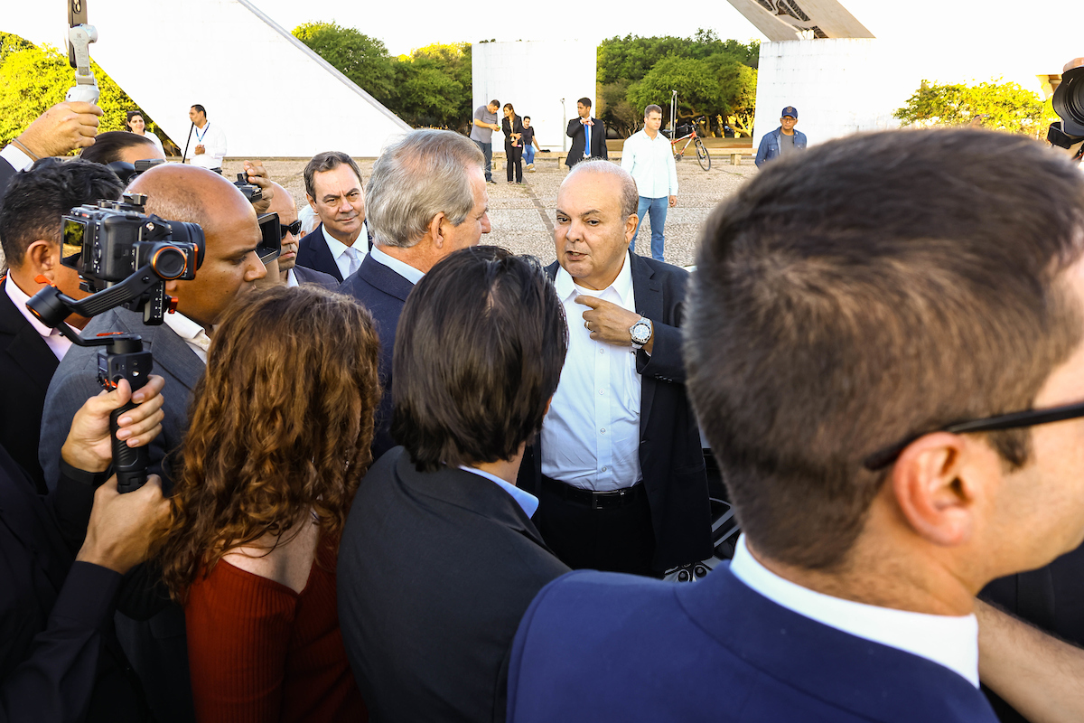 Governador do DF (MDB) Ibaneis Rocha chega na Praça dos Três Poderes
