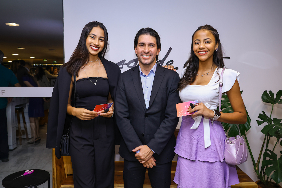 Gabriela Lima; secretário do Turismo do DF, Cristiano Nogueira Araujo; e Julia Lima