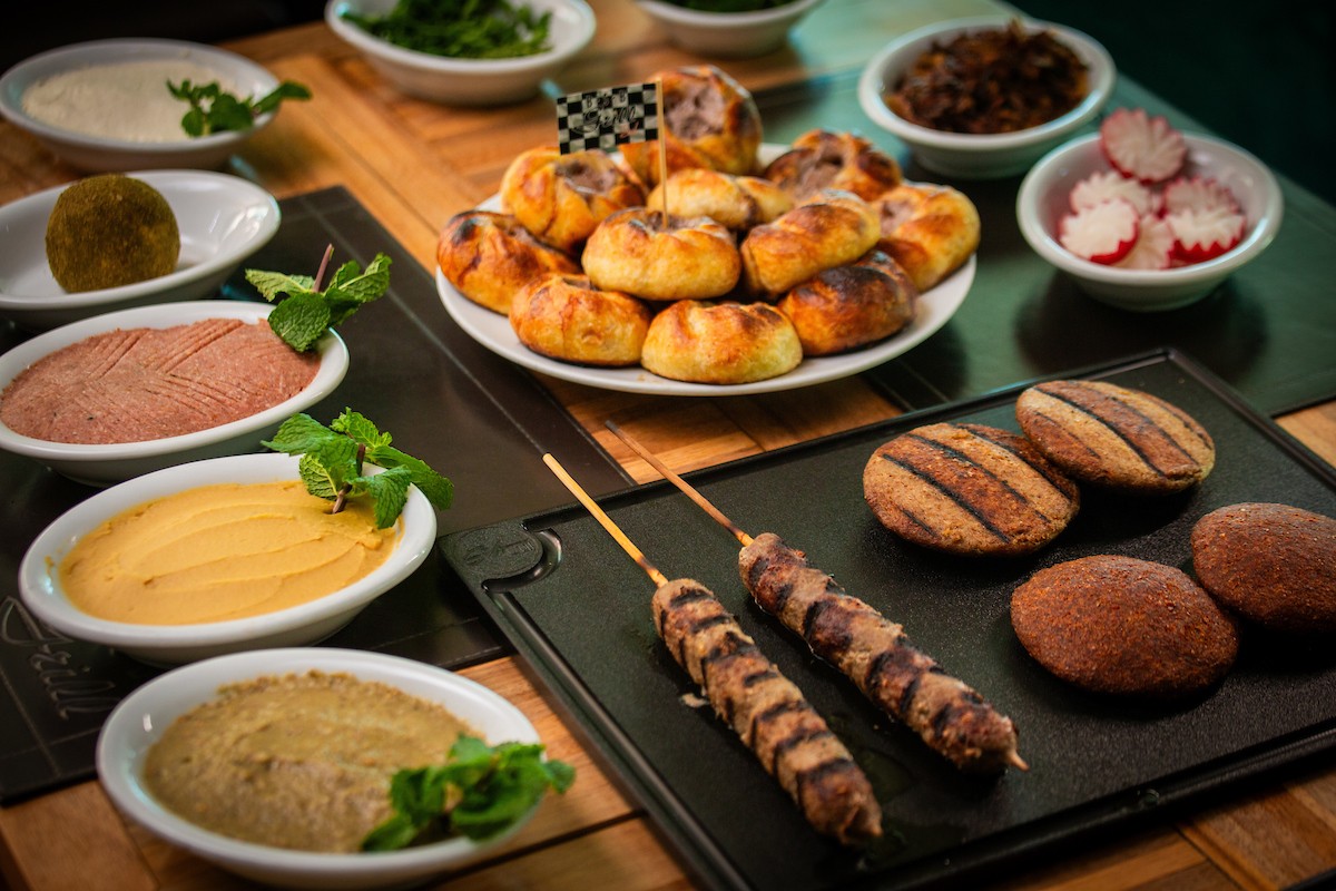 Fotografia colorida mostrando vários pratos árabes-Metrópoles