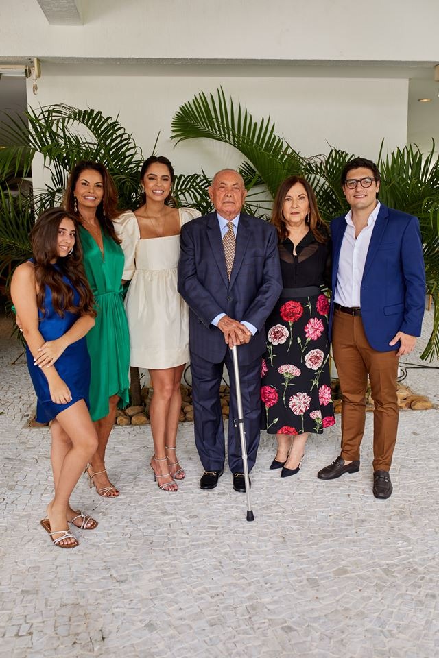 Sophia Yedid, Ivana Valença, Carol Valença, Sr. Valença, Lúcia Valença e Caetano Tonet Camargo