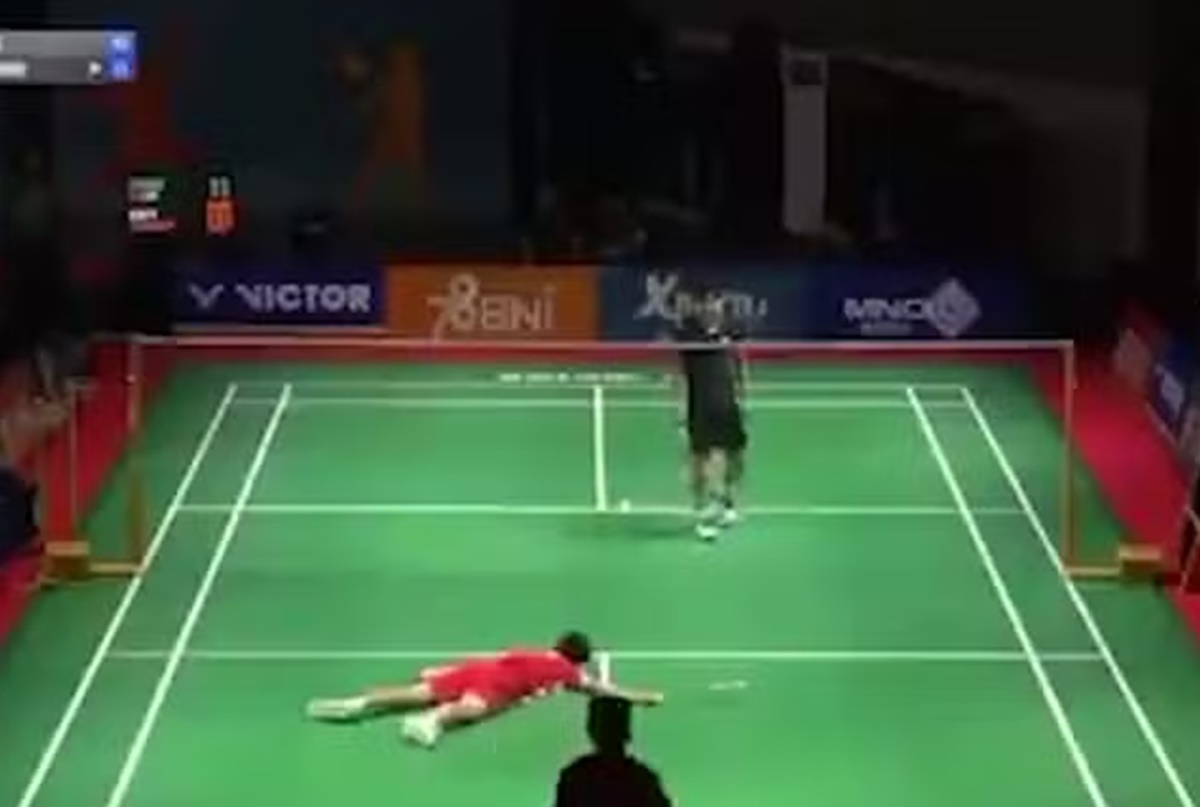 Vídeo: jogador de badminton de 17 anos morre após desmaiar em partida |  Metrópoles