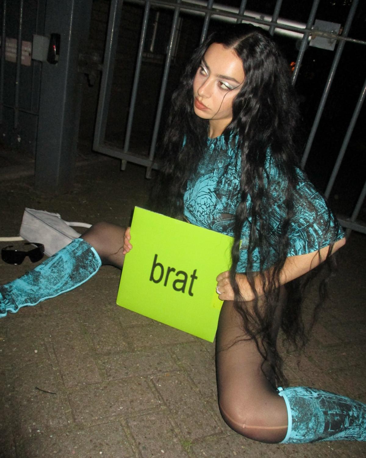 Na imagem com cor, foto da cantora Charli xcx para divulgação do álbum BRAT - metrópoles