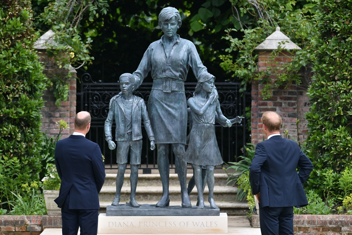 Em 2021, no 60º aniversário de Diana, os príncipes William e Harry inauguraram uma estátua da mãe no Palácio de Kensington