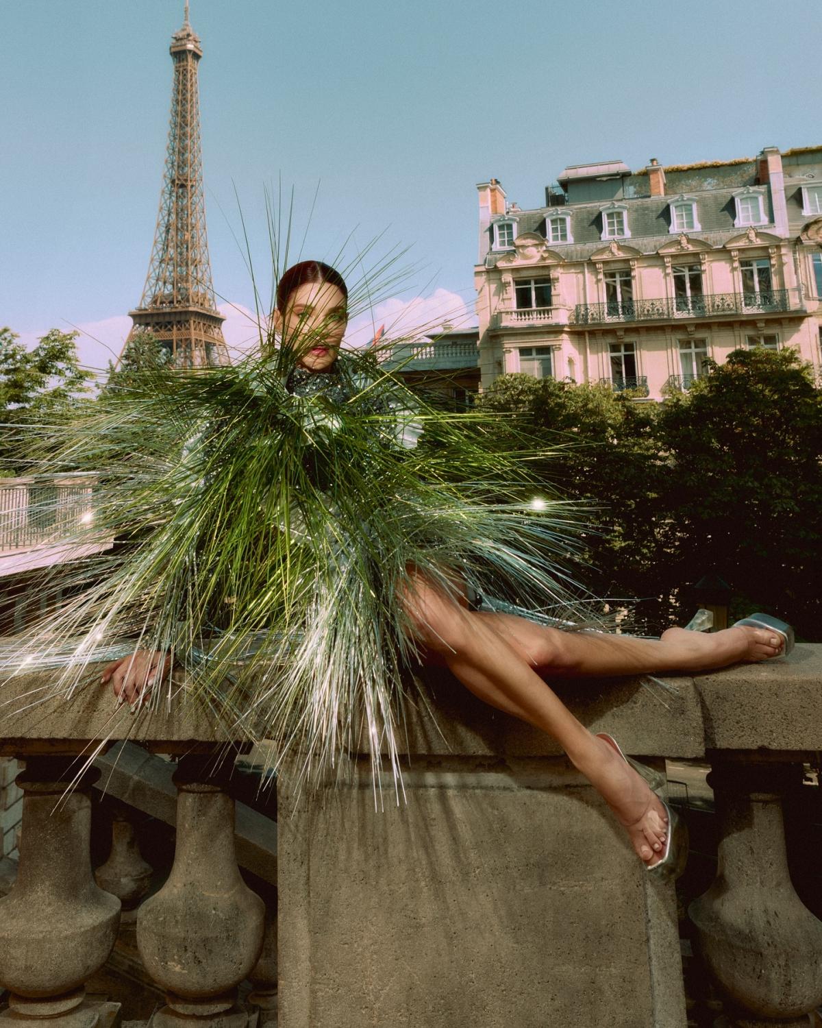 Na imagem com cor, foto da influencer Gkay na Semana de moda de alta-costura em Paris - metrópoles