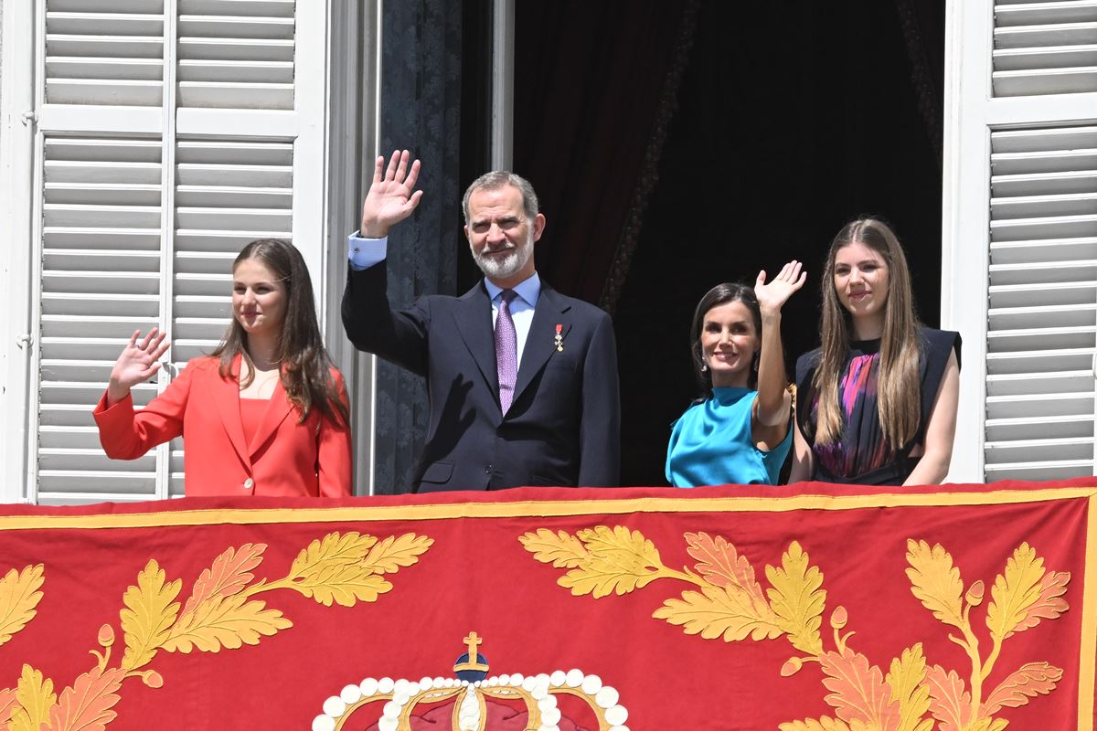 Foto colorida de um homem e quatro mulheres acenando de uma varanda - Metrópoles