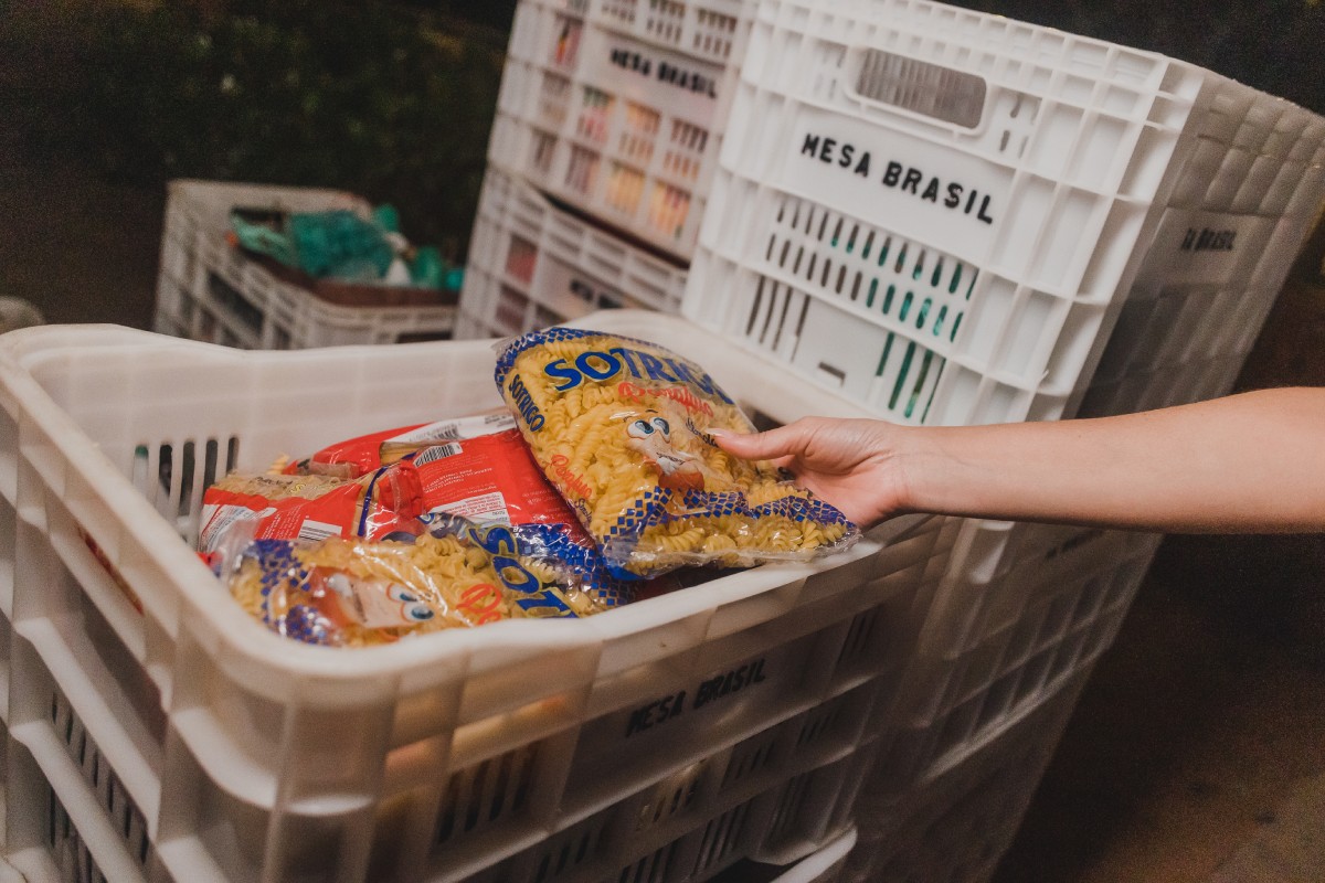 Fotografia colorida mostrando cesta de alimentos-Metrópoles