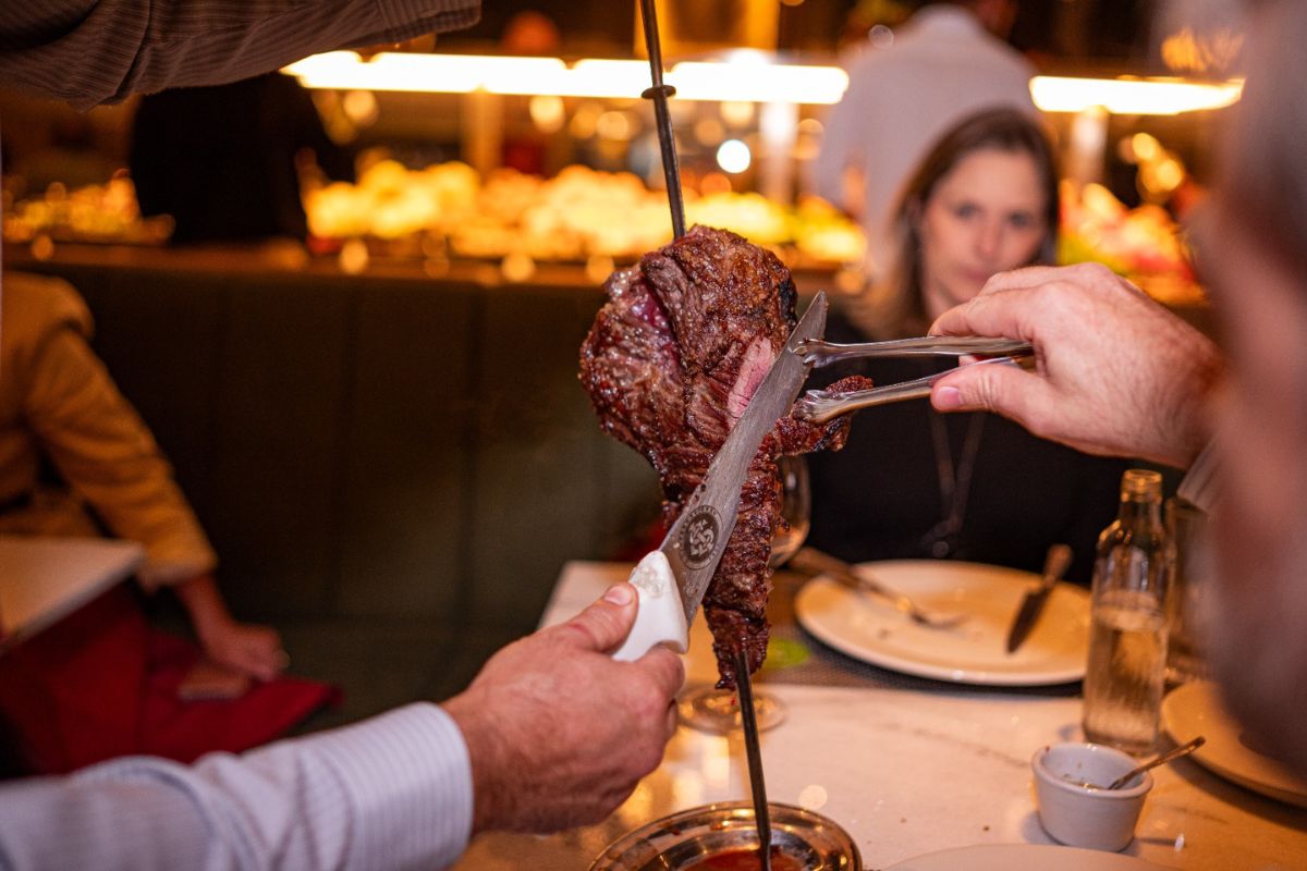 Foto colorida de um churrasco - Metrópoles