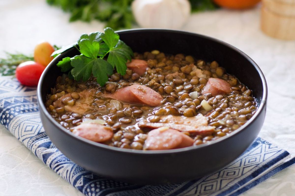 Sopa de lentilha com paio: faça em casa e tenha um jantar maravilhoso ...