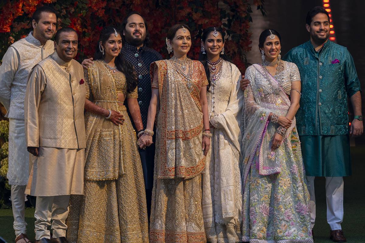 Foto colorida de mulheres e homens com trajes indianos - Metrópoles