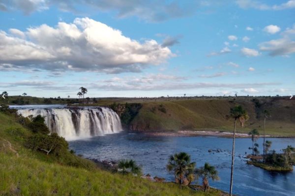 Imagem colorida de cachoeira na cidade de Uiramutã