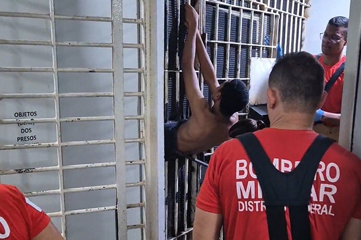 Vídeo Preso Fica Entalado Em Cela Ao Tentar Fugir De Delegacia